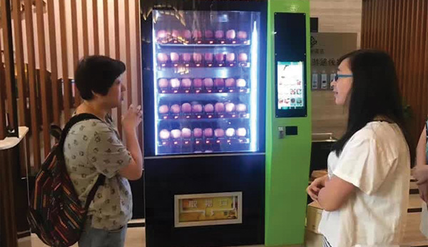 來看看現(xiàn)在進(jìn)入到社區(qū)的一些項(xiàng)目，生鮮自動售貨機(jī)會不會成為一種大方向呢？